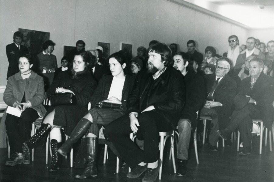 3. řada z pravé strany – A. Koutník, Jan Lauschmann 	vlevo vzadu stojí – A. Dufek, N. Dvořáková